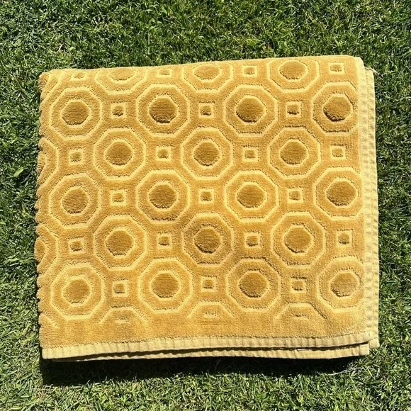 Y2K Wellesley Manor Geometric Sculpted Bath Towel Gold Green MCM Vibes Brazil