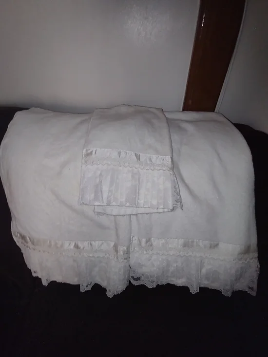 Classic Three Piece White and LacedTowel Set