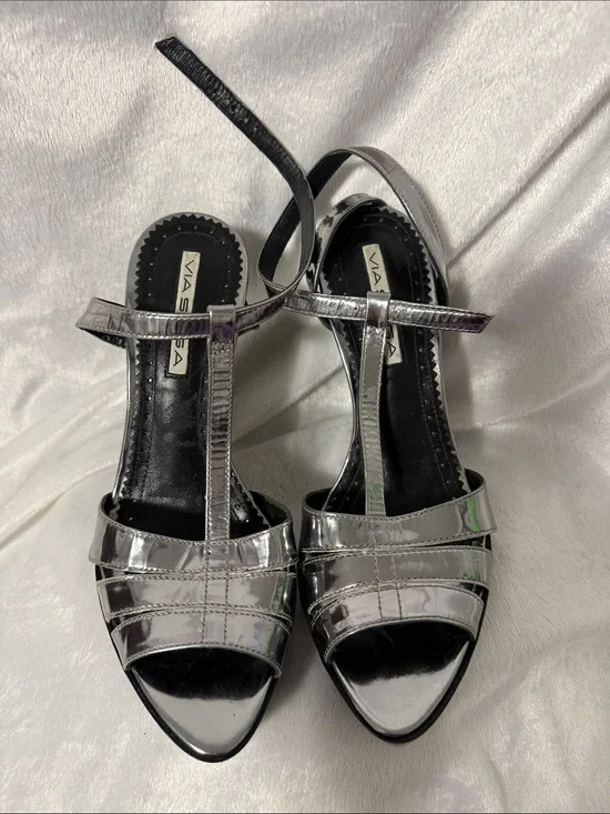 NWOT Via Spiga Metallic Leather Silver T-Strap Heels