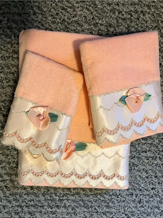 Vintage Peach Satin Trim 3-Piece Decorative Home Bath Towel Set