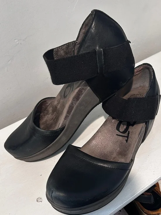 OTBT Black Platform Mary Jane Heels with Elastic Strap