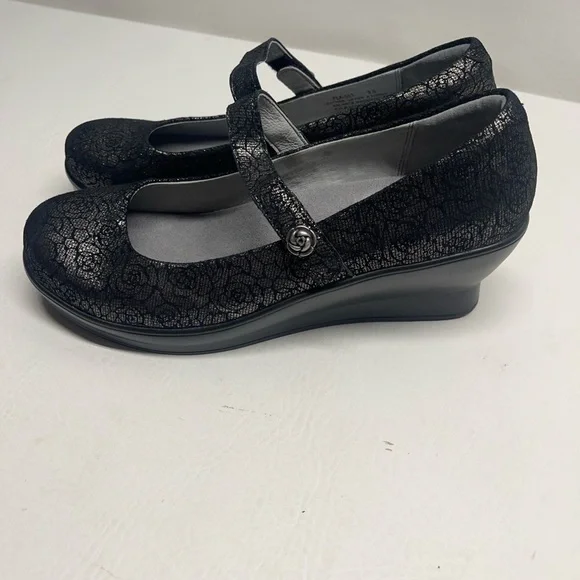 Alegría by PG lite flair pewter florette Mary Jane shoes size9.5 metallic flower