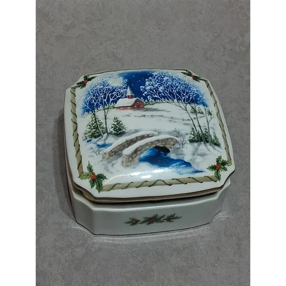 Heritage House Porcelain Music Box Melodies of Christmas Silent Night Ed. 1987