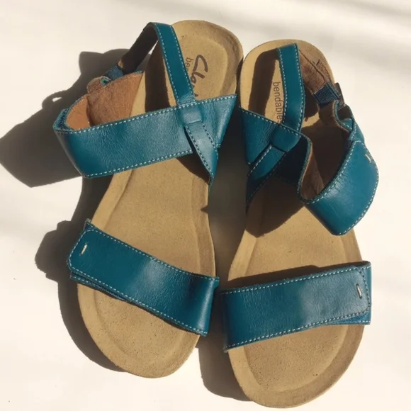 NWOT CLARKS LEATHER STRAPPY SANDALS