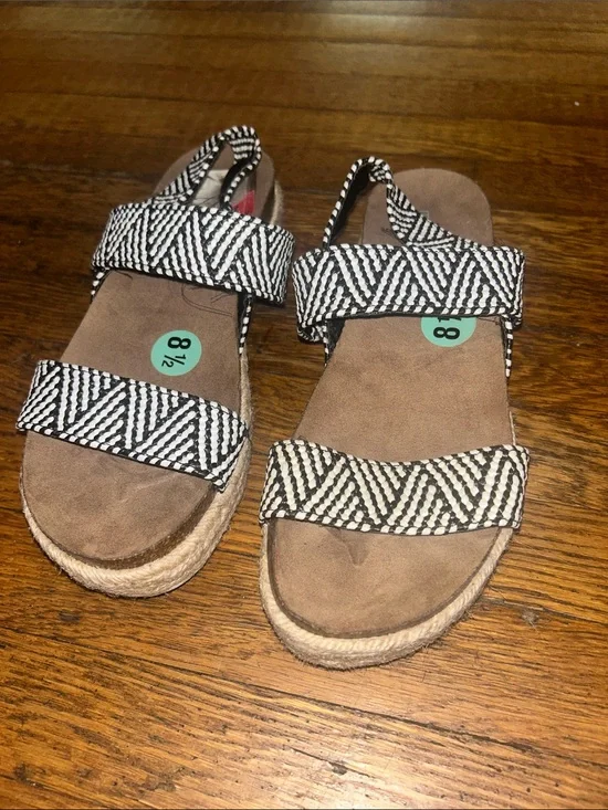 Madden Girl Black & White Patterned Strap Espadrille Sandals