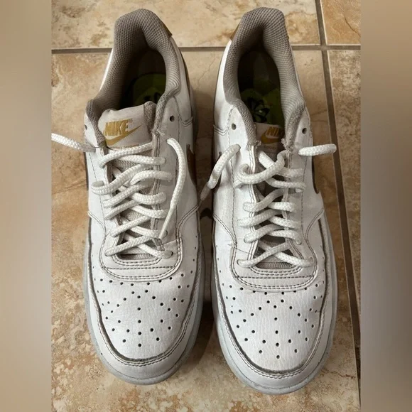 Nike women’s  White and gold minimalist Sneakers