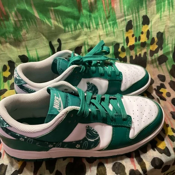 - - - NIKE   DUNK LOW ESSENTIAL 