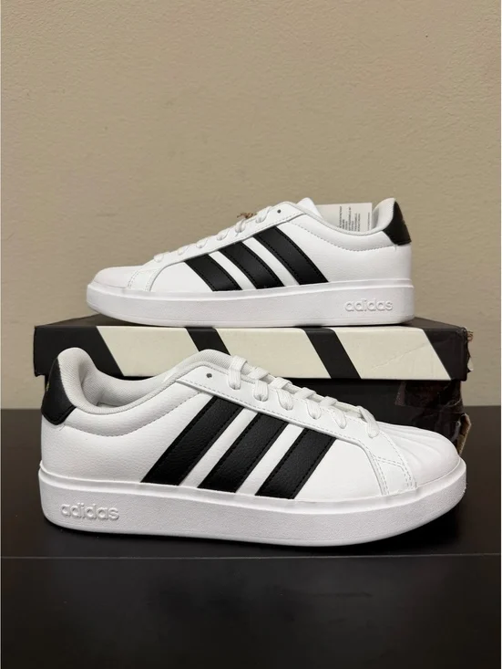 Size 8 - Adidas Women’s StreetTalk “White Black”