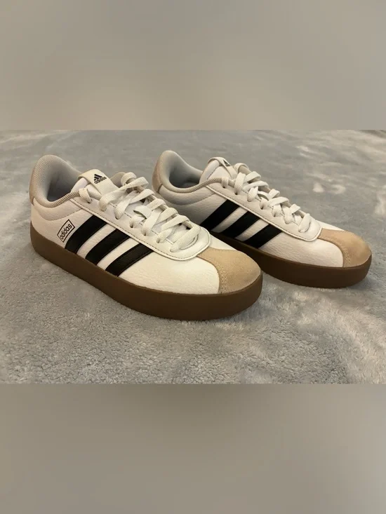Women’s Adidas White Leather Sneakers Blue Stripes Tan Suede Toe/Heel Size 6