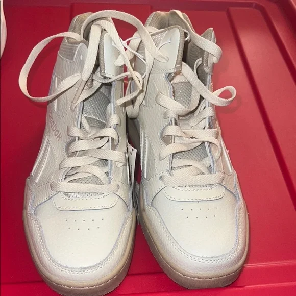 Reebok Women's Sneakers in Cream and Gray