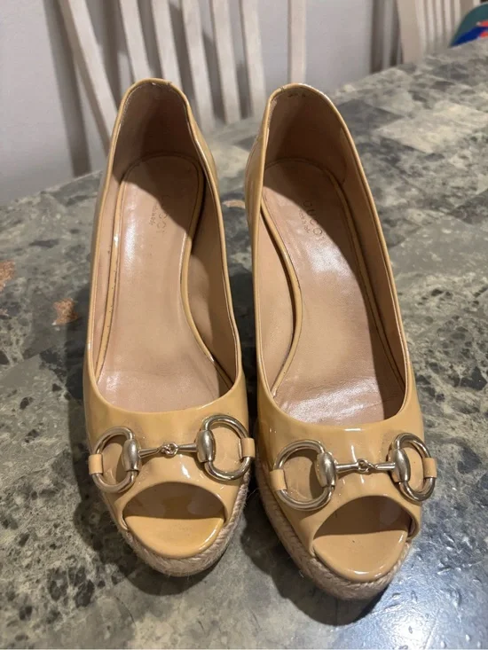 Gucci Beige Patent Leather Peep-Toe Wedge With Horsebit