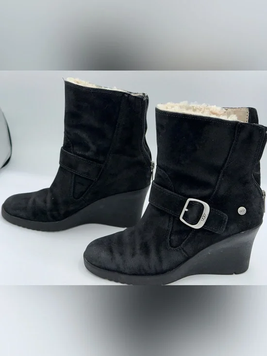 Women's UGG Gissella Suede Wedge Shearling Boot Black Size 6 Preowned  AA27