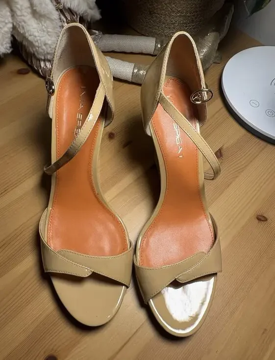 NWOT Via Spiga Women’s Beige Leather Strappy Ankle Strap Wedge Sandals 9.5M