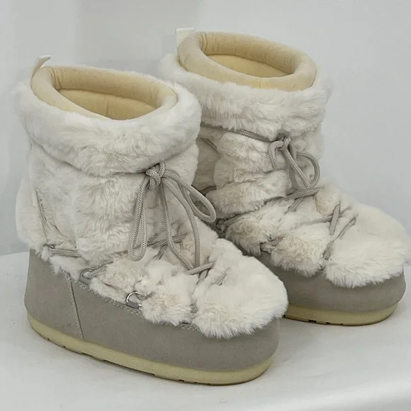 STEVE MADDEN PLATFORM Cozy White and Cream Women's Winter Boots SIZE 6/7