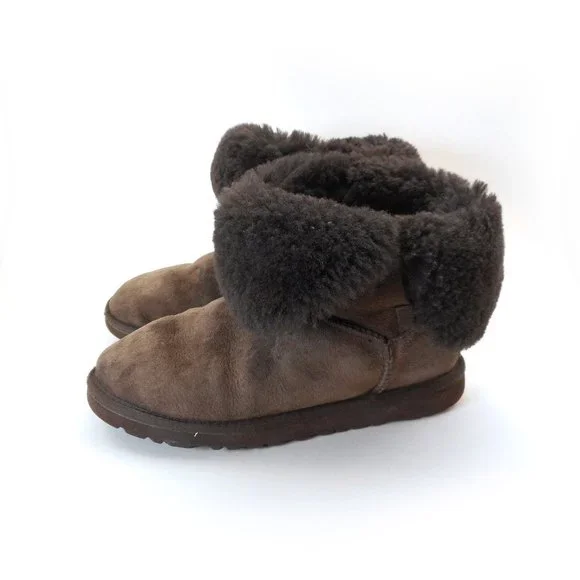 UGG Womens Sz 6 US Bailey Button Sheepskin Boots 5803 Dark Brown