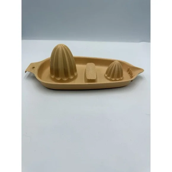 Hutzler Citrus Juicer Manual Tan 11.5in Good Vintage 1970 Item 55 Dual Reamer