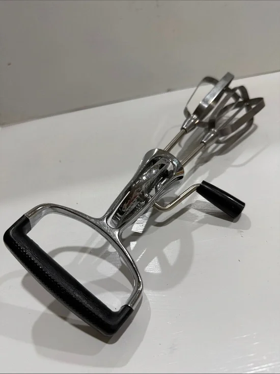 ECKO Vintage Manual Hand Mixer Whisk Egg Beater Black and Silver 1940’s -1960’s