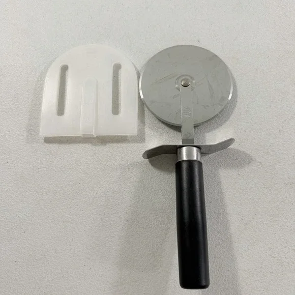 Pampered Chef Pizza Wheel Cutter With Plastic Protective Sleeve #1301