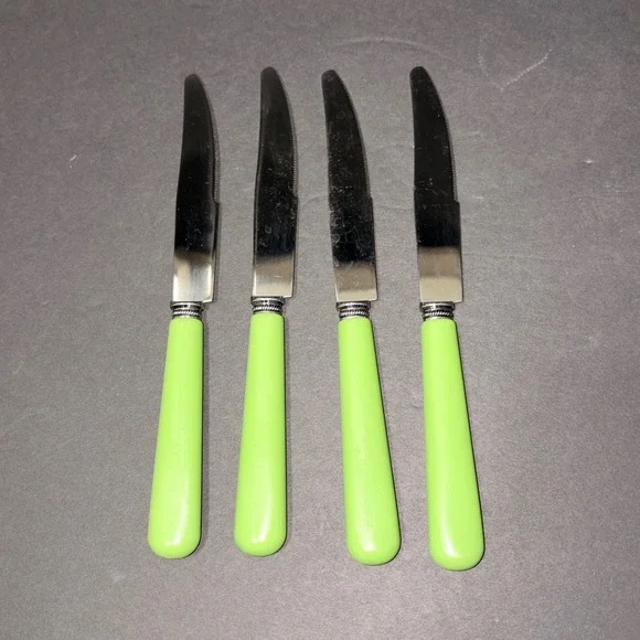 Q Squared Light Green Steak Knives Set of 4 Stainless Steel Serrated Modern 8.5