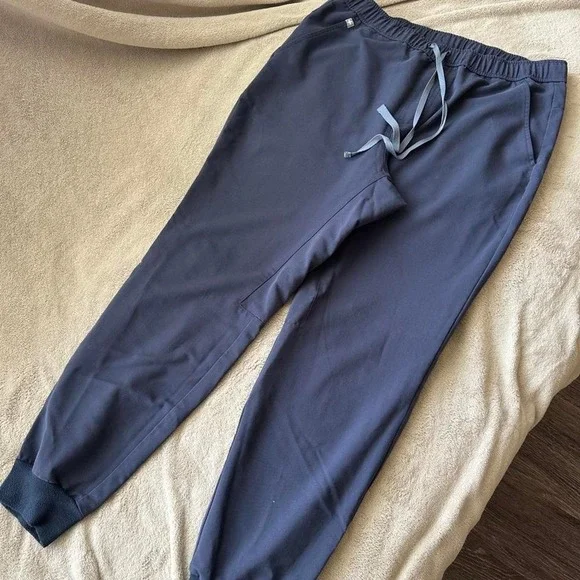Men's FIGS Tansen Slim Short Jogger Scrub Pants in Quiet Navy, size L