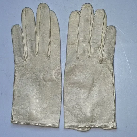 Vintage 50s/60s Size 6‎ off white leather gloves with pearl button at wrist