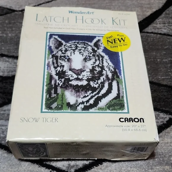 VINTAGE CARON WONDER ART SNOW TIGER LATCH HOOK TAPESTRY/RUG ART KIT
