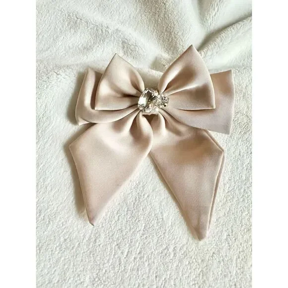 Light pink hair bow clip with super sparkly rhinestone and embellishment ￼