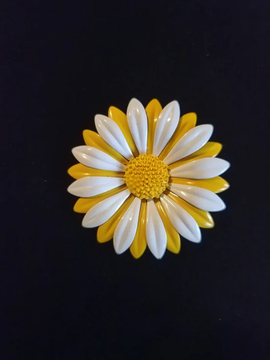 VTG  1960's Daisy Brooch Pin - Layered White & Yellow Pedals