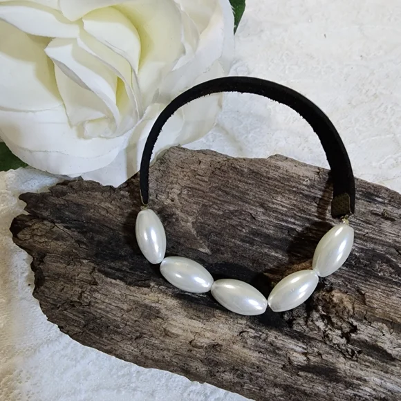 Elegant Creamy White Faux Pearl and Black Faux Leather Stretch Bracelet