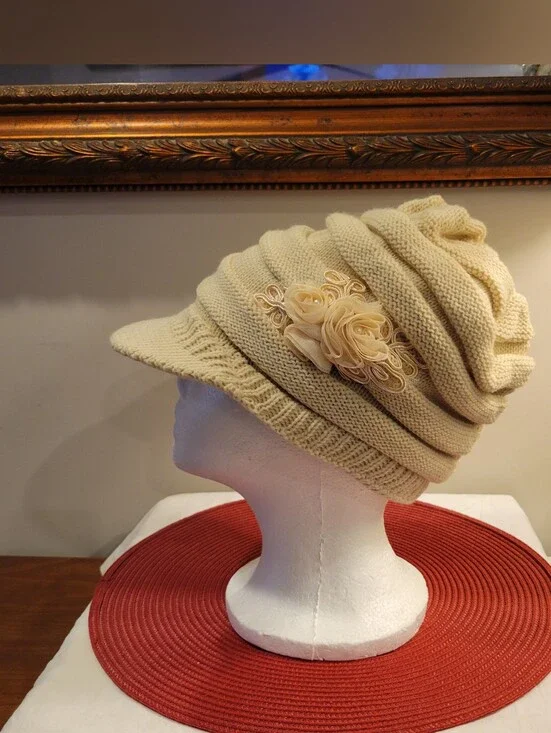 🎨EUC~Cream Knit Visor Beanie with Floral Accent