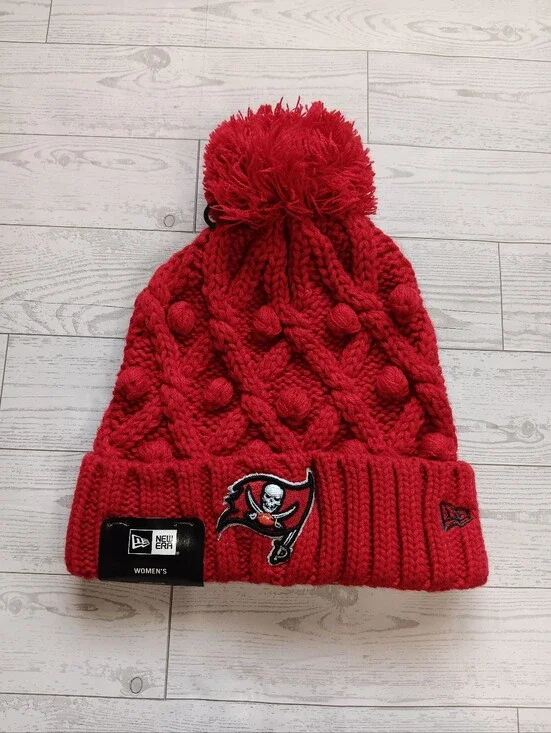NWT Women's New Era Red Tampa Bay Buccaneers Toasty Cuffed Knit Hat with Pom