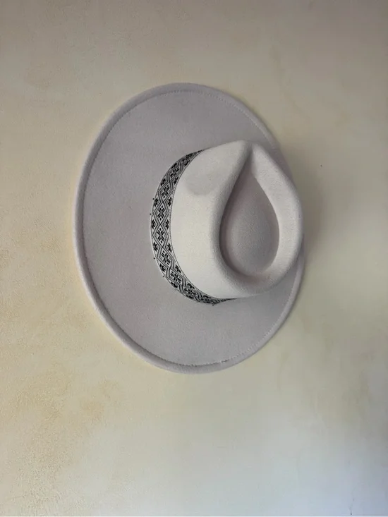 Stylish Women's White Felt Fedora Hat with Patterned Band