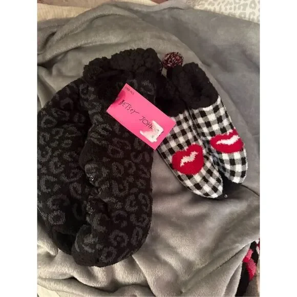 2x betsey johnson footie & calf cabin fur slipper socks nwt L/xl vampire lips