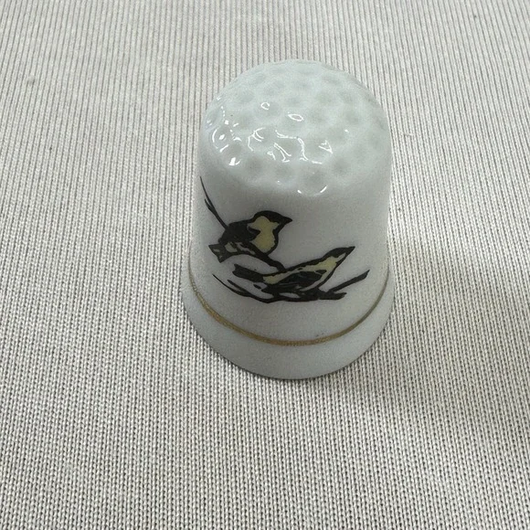 Vintage Beautiful‎ Porcelain Bird Thimble