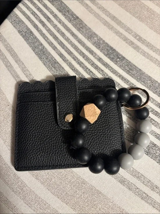Source Unknown Black Card Holder with Beaded Wristlet and Gold Accent has flaw