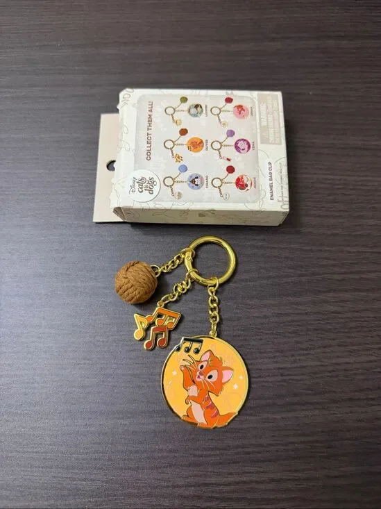 Disney Cats Yarn Ball Blind Box Enamel Bag Clip Keychain - Oliver