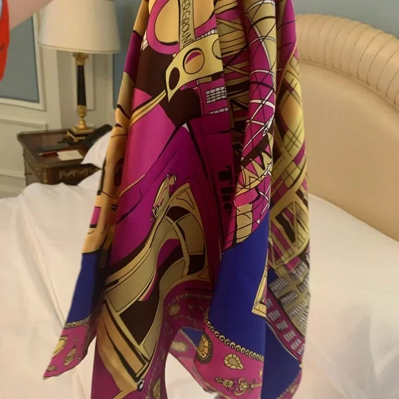 - Absolutely beautiful, authentic brand new 100%silk Emilio Pucci large sc…