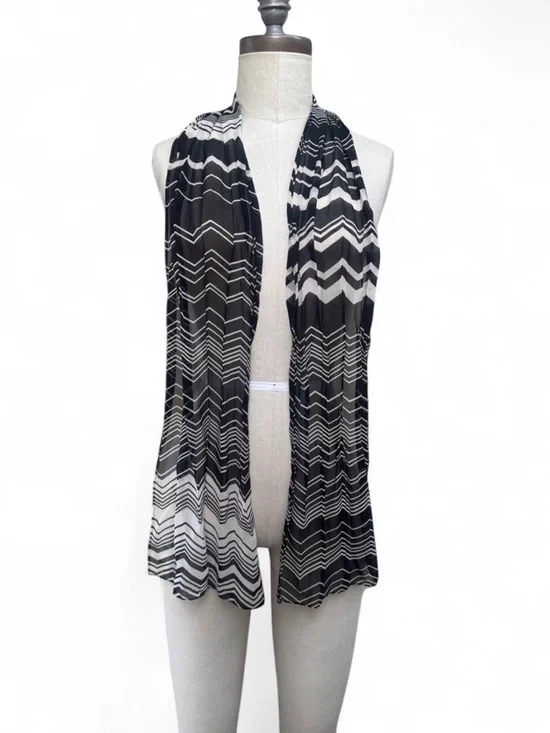 100% Silk black & white zigzag pattern long rectangular scarf New York & Company