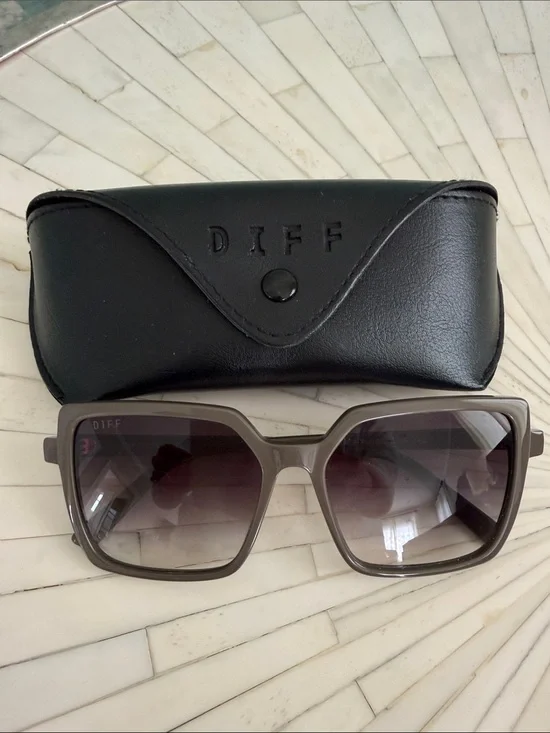 Diff Eyewear women’s gray Square Sunglasses with Gradient Lenses