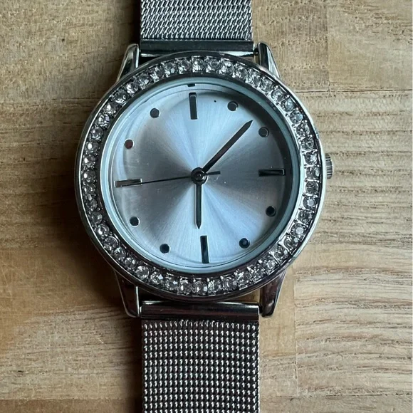 Unbranded ladies metallic silver tone fashion watch NEW BATTERY