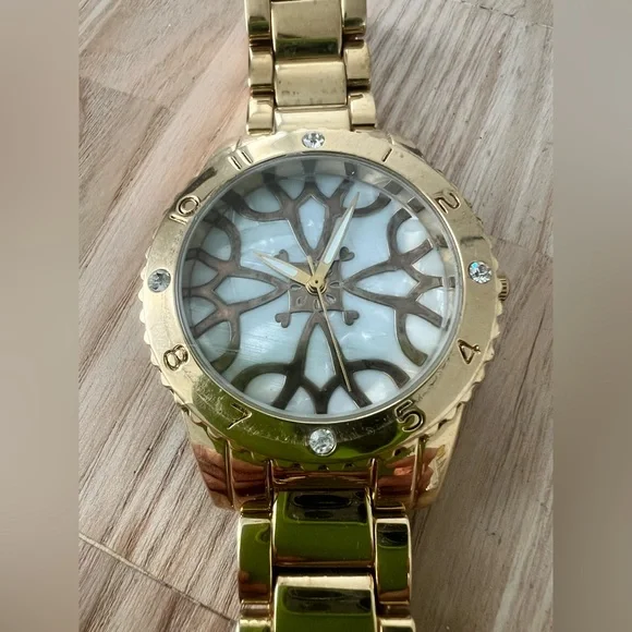 Avon ladies gold tone “boyfriend” watch NEW BATTERY