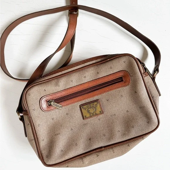 ⭐️3/$30⭐️ (bundle deal) Vintage 1980s Guess Cross Body Bag