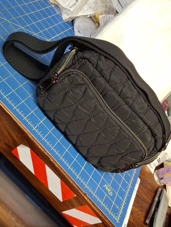 Black Quilted Crossbody 8x4x5 Bag Pre-Loved
