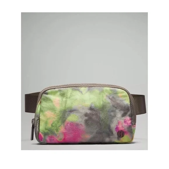 Lululemon everywhere belt bag hyper dye