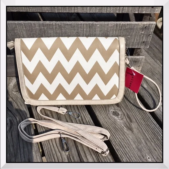 - Beige & White Chevron Clutch/Crossbody! NEW!