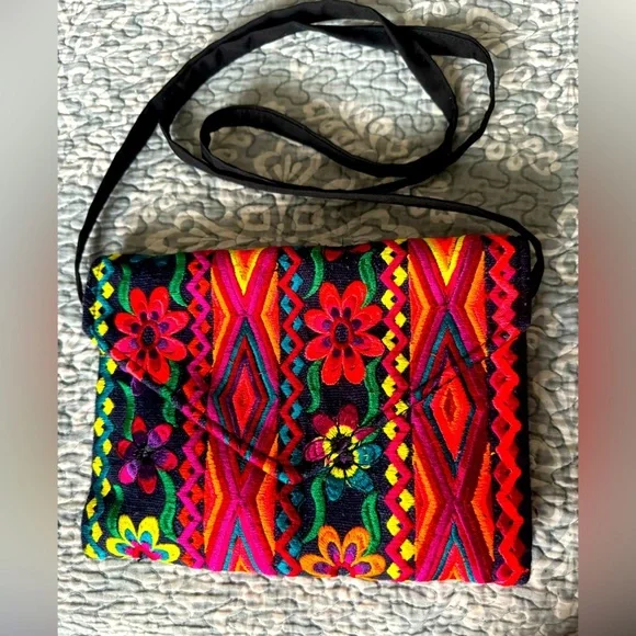 Fun, multicolor, vibrant purse, cross body. Snap closure in front!
