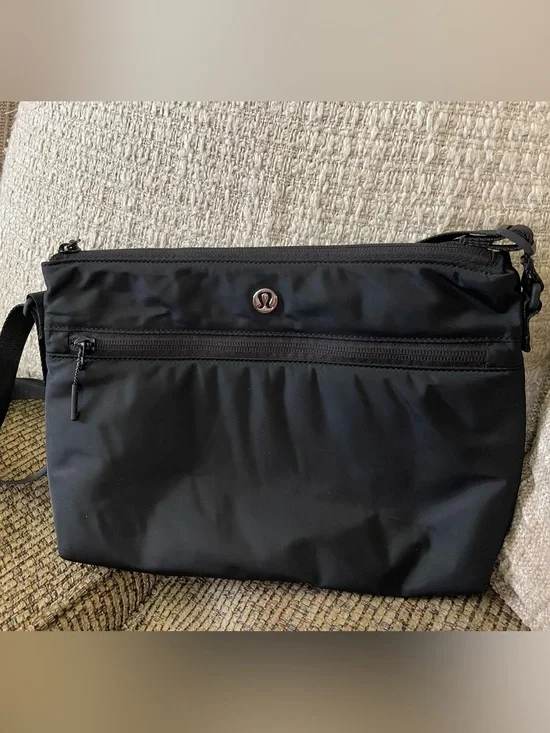 Lululemon Parent Crossbody Pouch Purse Bag Solid Black w/ Front Zipper Pocket
