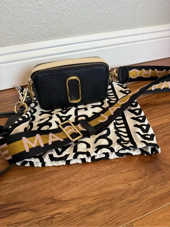 The marc jacobs snapshot black and Cream Crossbody Camera Bag