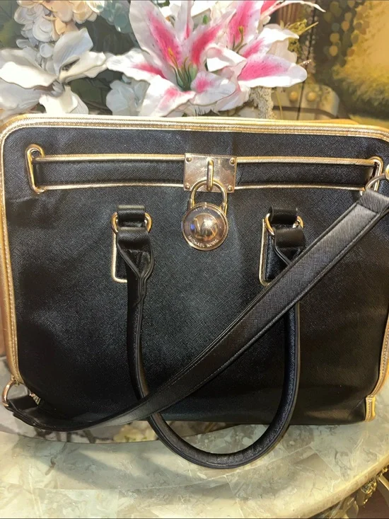 🤩🤩Michael Kors Black Satchel with Gold Trim and Lock