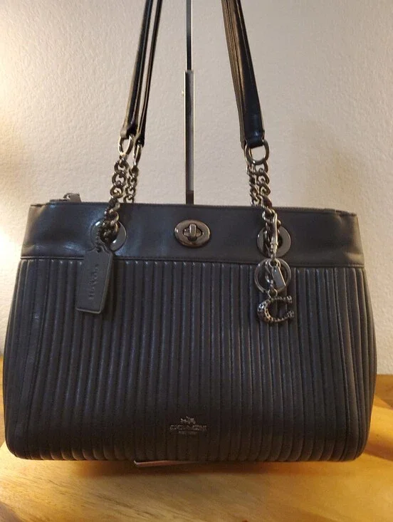 COACH TURNLOCK EDIE IN GREAT GENTLY USED CONDITION!!